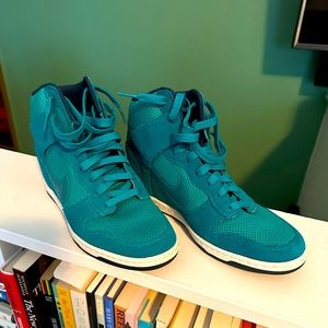 EUC Nike Dunk Sky hi green/teal wedges size 10